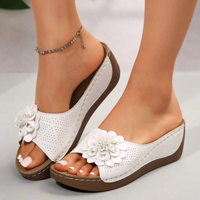 Flora | Damen Keilsandalen Blumen Slip-On Komfort Sommerschuhe