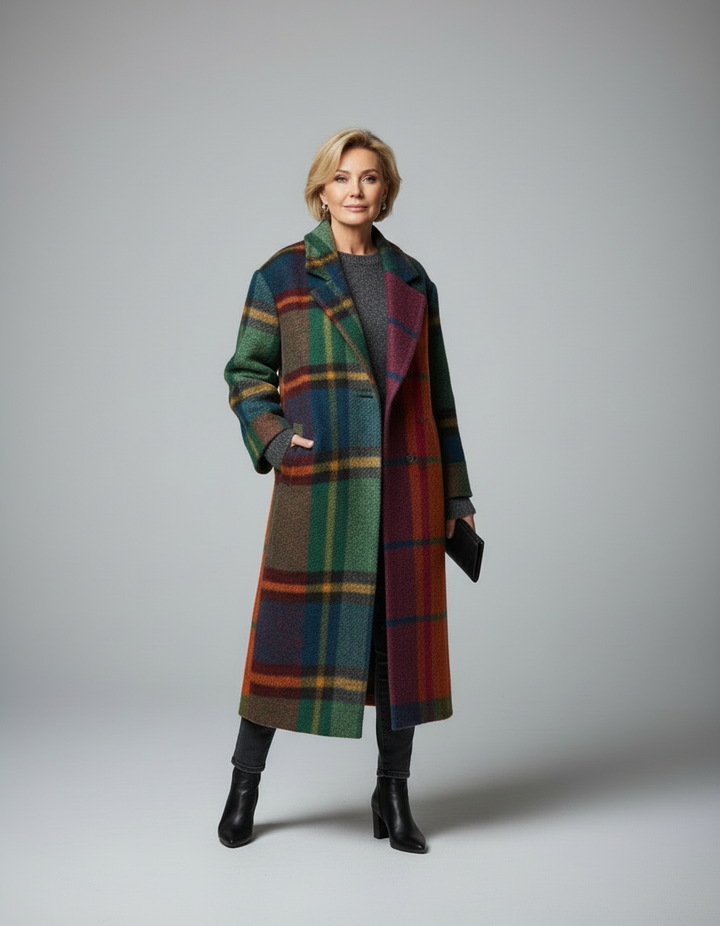 Damen Karomantel in Multicolor – Frontansicht am Modell, langer Wollmantel mit auffälligem Karomuster