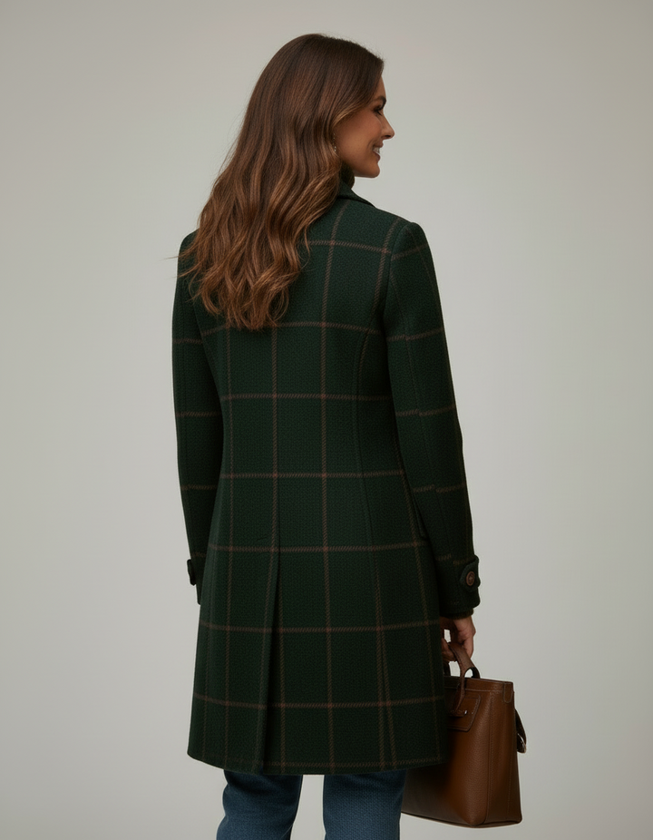 Emma Damen Karomantel – Rückenansicht am Modell, dunkelgrüner Wollmantel mit Karomuster