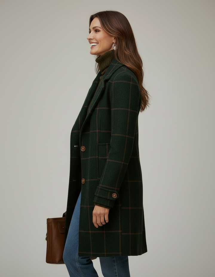 Emma Damen Karomantel – Seitenansicht am Modell, klassischer dunkelgrüner Wollmantel