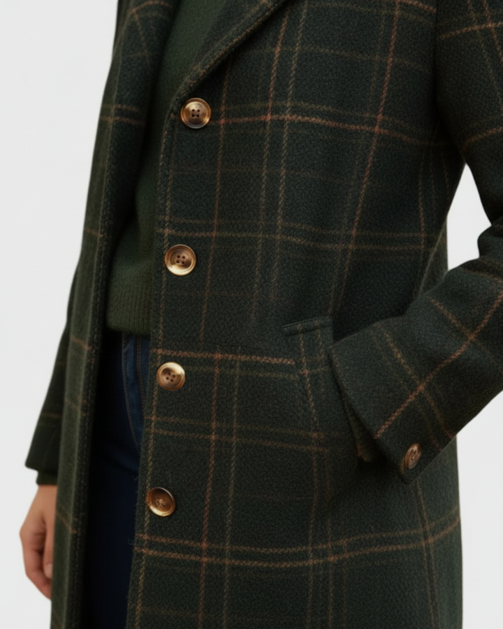 Helena Damen Wollmantel – Nahaufnahme der Tasche und des dunkelgrünen Karomusters