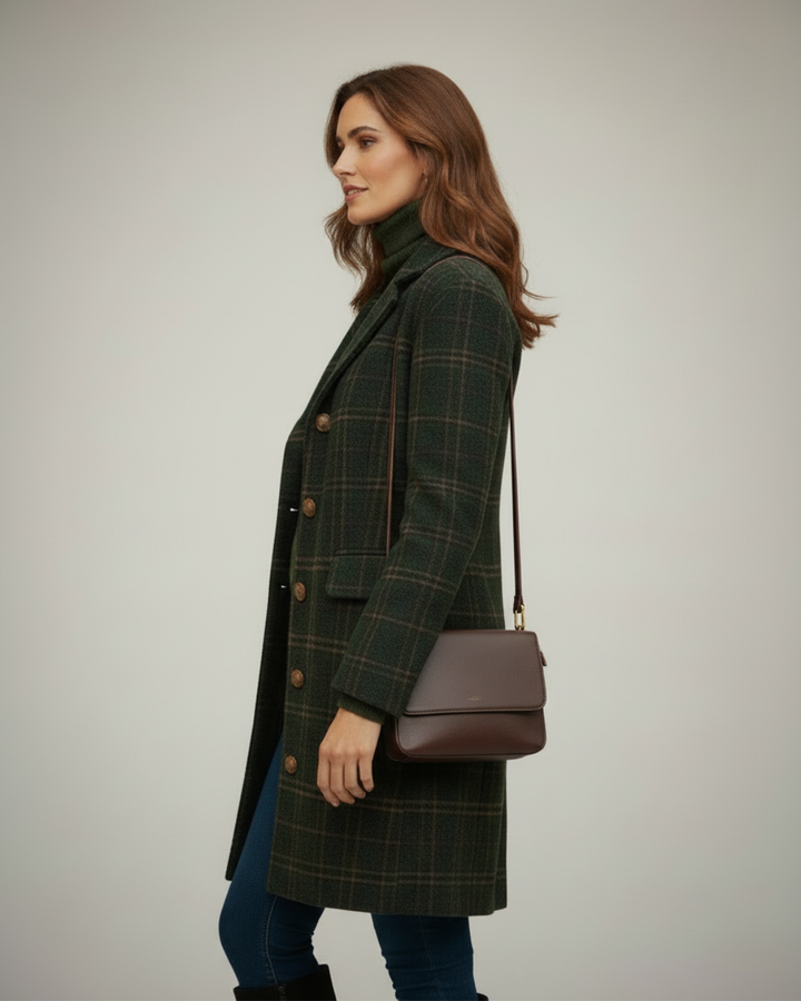 Helena Damen Wollmantel – Seitenansicht am Modell, eleganter dunkelgrüner Wollmantel