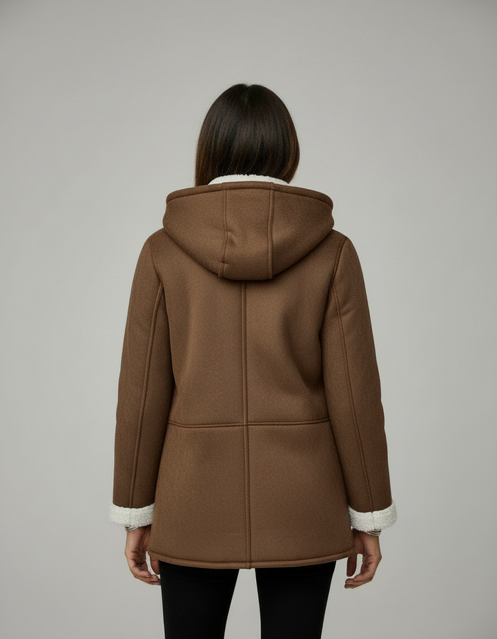 Mila Damen Herbstjacke – Rückenansicht am Modell, braune Übergangsjacke mit Kapuze