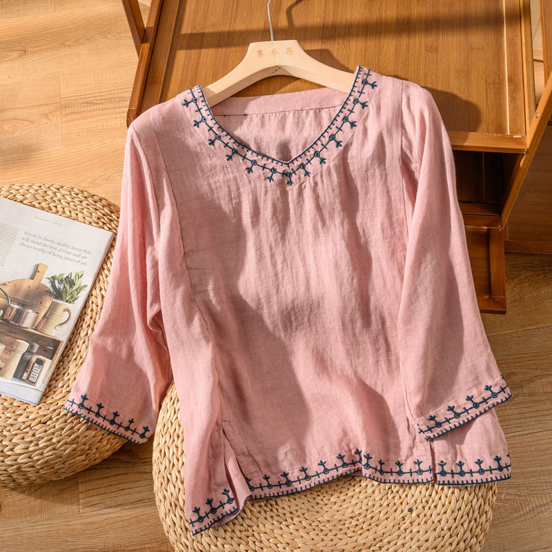 Vera | Damenbluse mit 3/4-Ärmeln, V-Ausschnitt und Stickerei