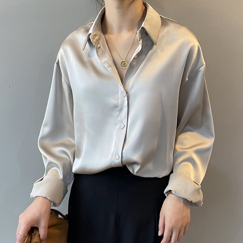 Gina | Damen Satin Bluse Oversized Kragen Knopfleiste