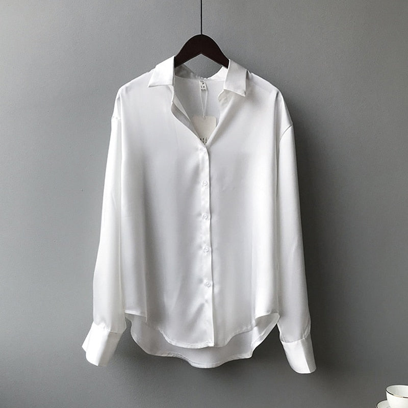 Gina | Damen Satin Bluse Oversized Kragen Knopfleiste