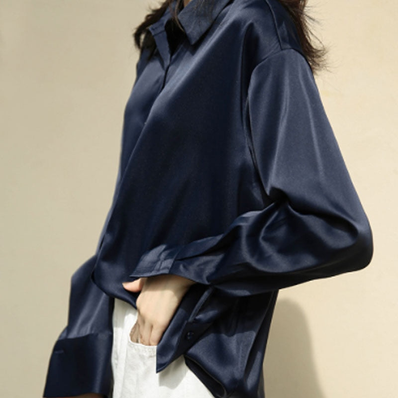 Gina | Damen Satin Bluse Oversized Kragen Knopfleiste