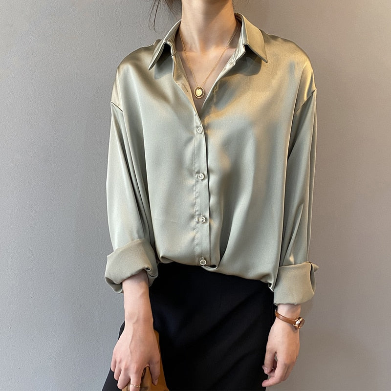 Gina | Damen Satin Bluse Oversized Kragen Knopfleiste