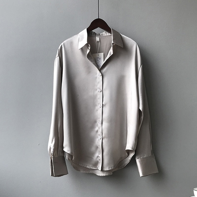 Gina | Damen Satin Bluse Oversized Kragen Knopfleiste