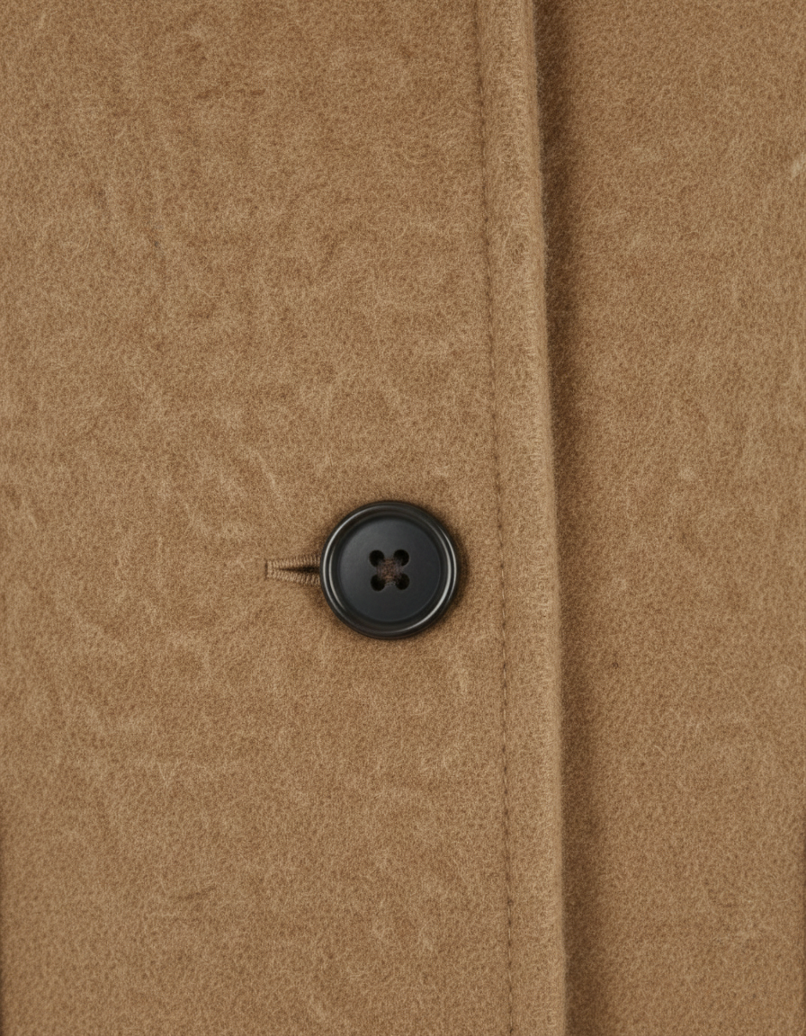Vivienne Damen Übermantel – Nahaufnahme der großen Fronttasche, camel-farbenes Material