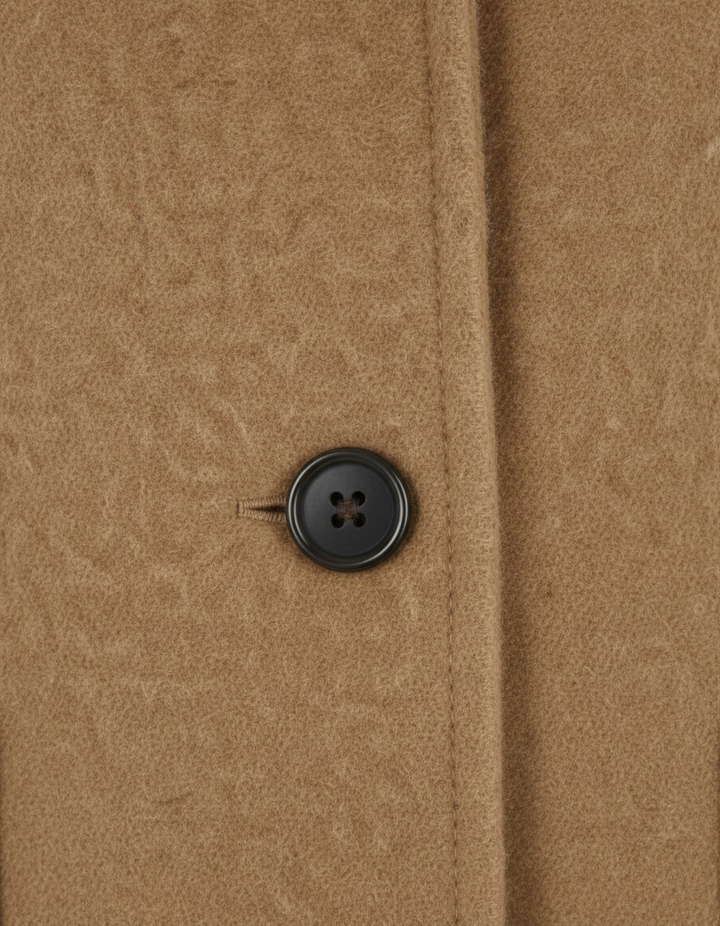 Vivienne Damen Übermantel – Nahaufnahme der großen Fronttasche, camel-farbenes Material