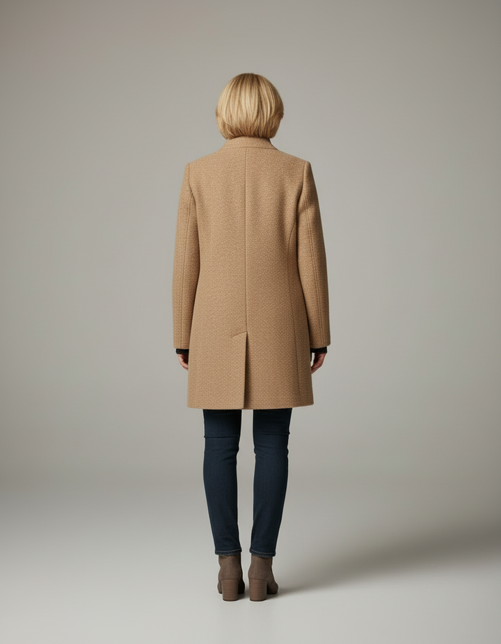 Vivienne Damen Übermantel – Rückenansicht am Modell, figurbetonter Mantel in Camel