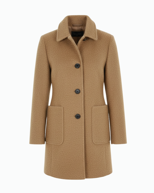 Vivienne Damen Übermantel in Camel – Frontansicht des figurbetonten Mantels mit schlanker Silhouette