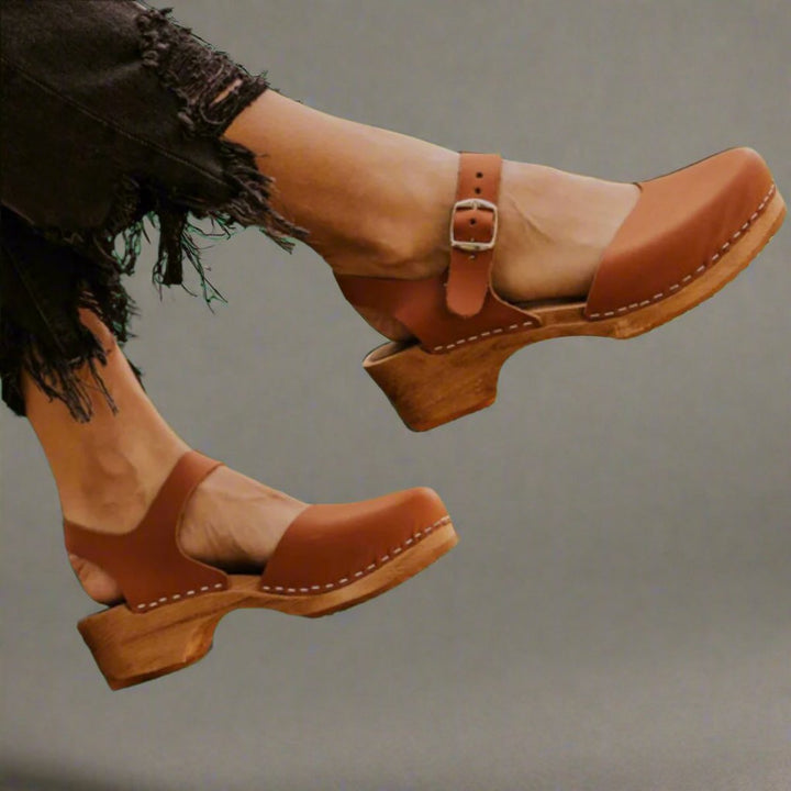 Astrid | Damen Plateau Clogs mit Knöchelriemen - Camel - Image 1