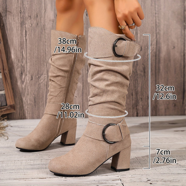 Baldrun | Damen Kniehohe Stiefel mit Blockabsatz - Taupe - Image 12