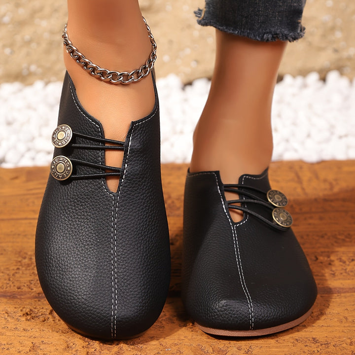 Bregunde | Damen Loafers flache Slipper mit Knopfdetail - Black - Image 4