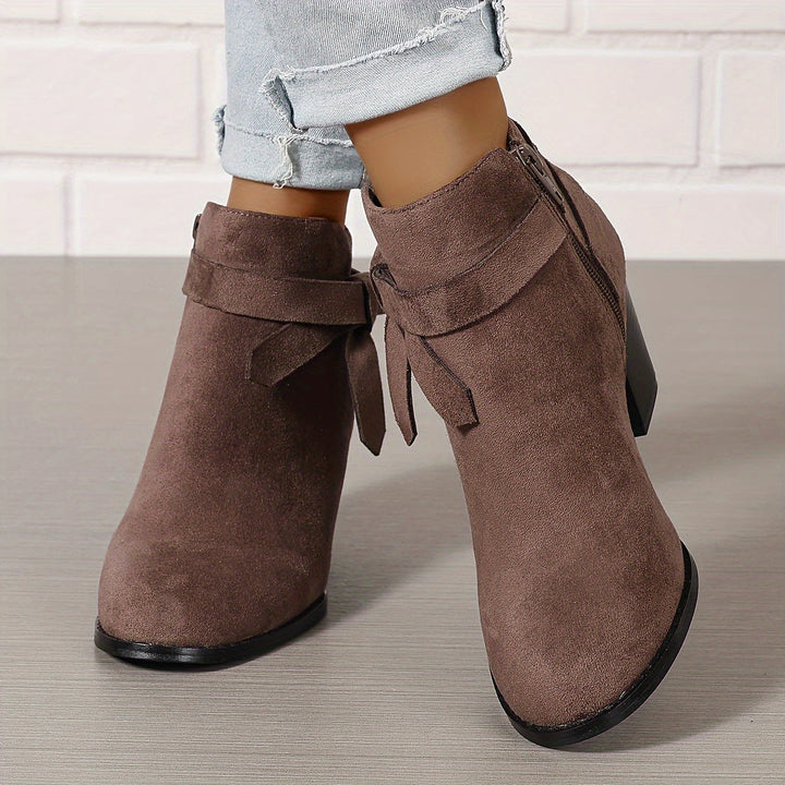 Britta | Damen Chelsea Ankle Boot mit Schleife, 70 Chars - Black - Image 18