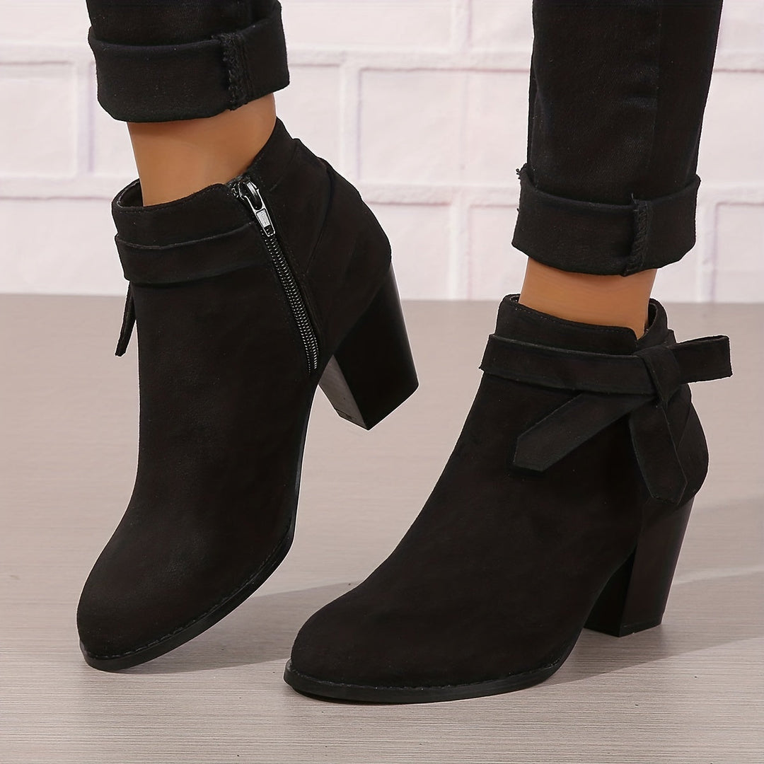 Britta | Damen Chelsea Ankle Boot mit Schleife, 70 Chars - Black - Image 2