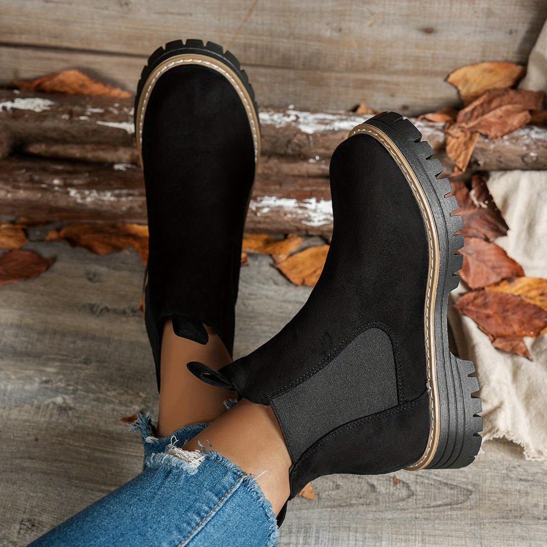 Britta | Damen Chelsea Ankle Boots mit Plateausohle - Black - Image 1
