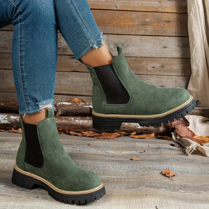 Britta | Damen Chelsea Ankle Boots mit Plateausohle - Black - Image 10