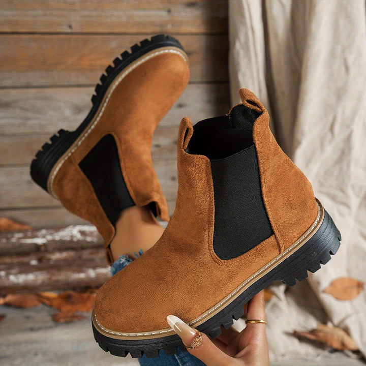Britta | Damen Chelsea Ankle Boots mit Plateausohle - Black - Image 11