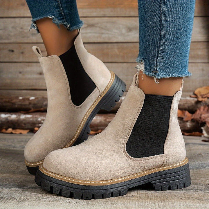 Britta | Damen Chelsea Ankle Boots mit Plateausohle - Black - Image 12