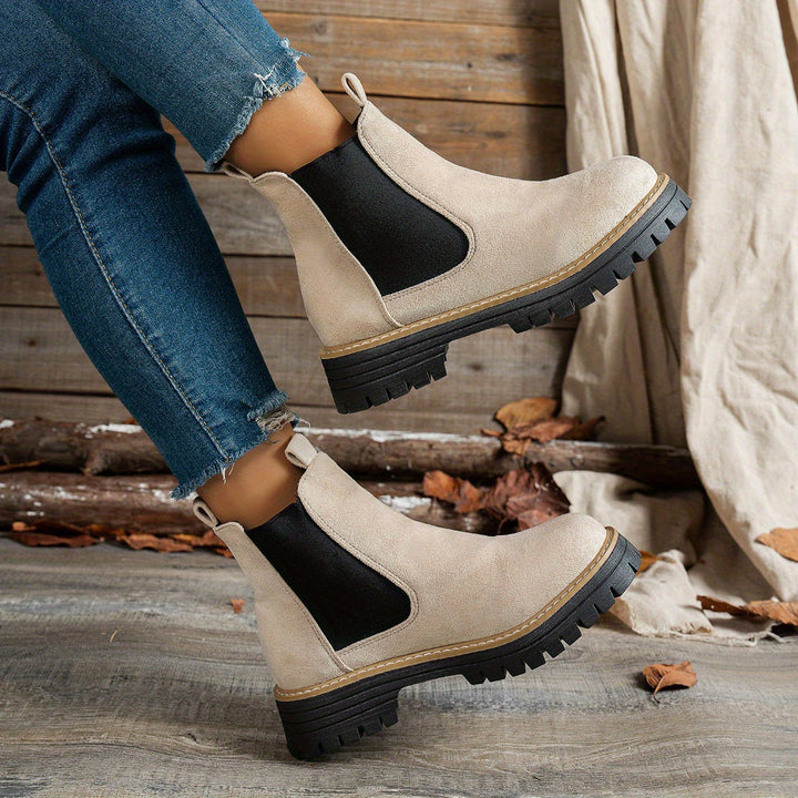 Britta | Damen Chelsea Ankle Boots mit Plateausohle - Black - Image 13