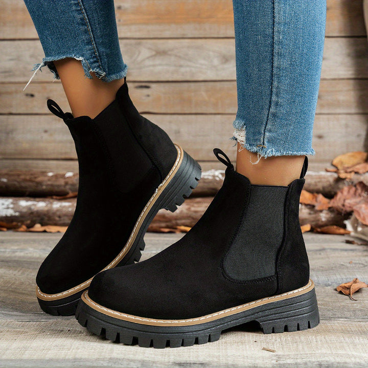Britta | Damen Chelsea Ankle Boots mit Plateausohle - Black - Image 4