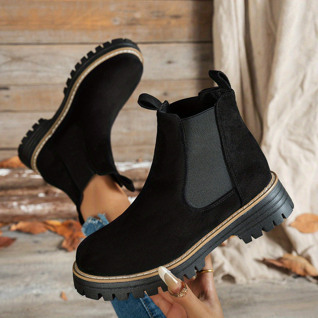 Britta | Damen Chelsea Ankle Boots mit Plateausohle - Black - Image 6