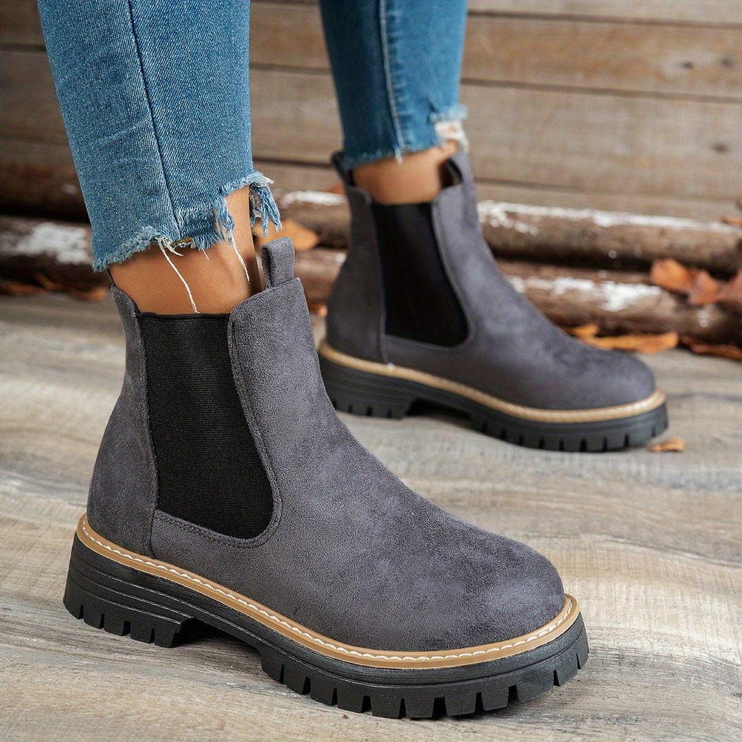 Britta | Damen Chelsea Ankle Boots mit Plateausohle - Black - Image 8