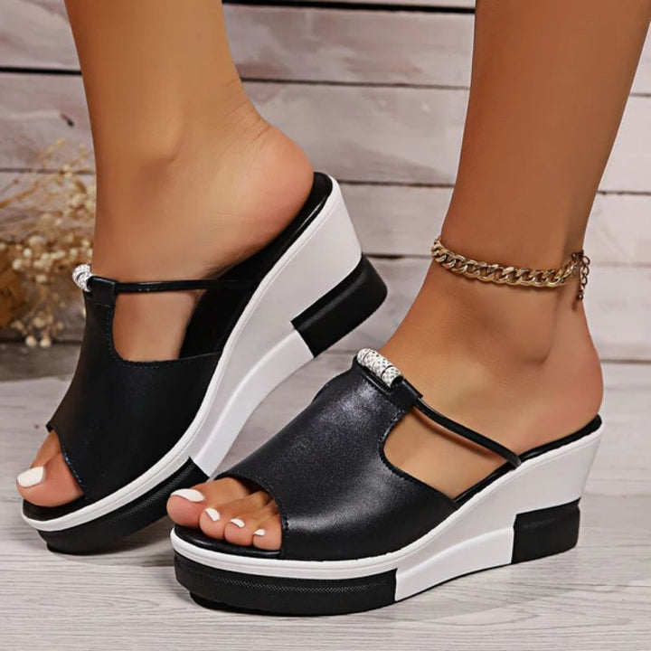 Carina | Damen Plateau Sandalen mit T-Riemen - Image 1