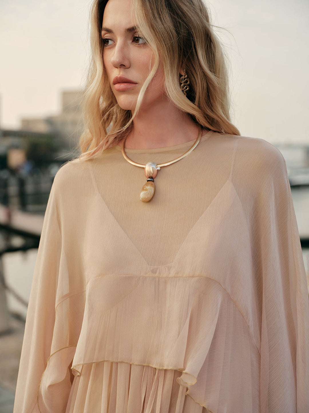 Seraphina | Damen Chiffon Maxikleid mit Umhang, Rüschen festlich