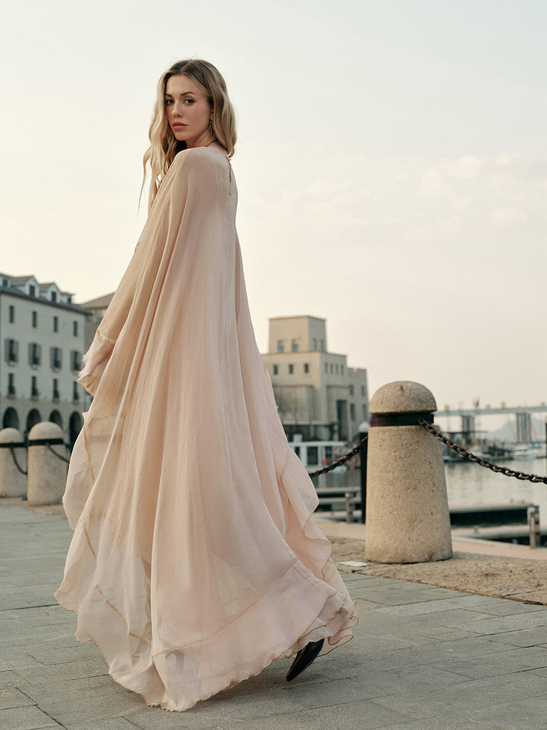Seraphina | Damen Chiffon Maxikleid mit Umhang, Rüschen festlich
