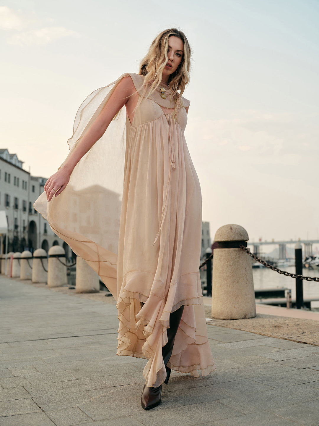 Seraphina | Damen Chiffon Maxikleid mit Umhang, Rüschen festlich