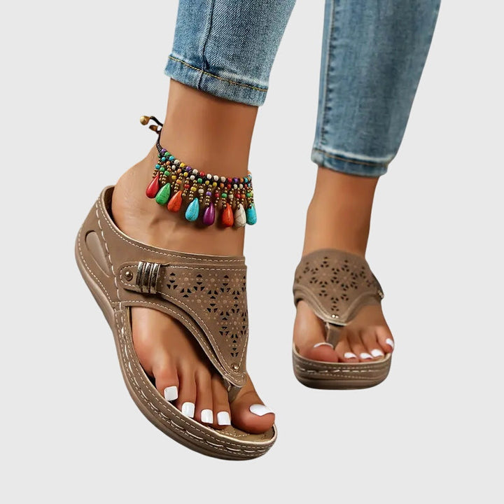 Nora | Damen Zehentrenner Keilsohle Slip-On Sommersandalen Flats