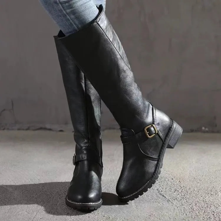 Gisela | Damen Kniehohe Stiefel Schwarz mit Schnalle - Black - Image 1