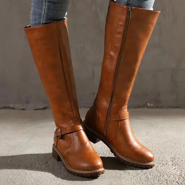Gisela | Damen Kniehohe Stiefel Schwarz mit Schnalle - Black - Image 4