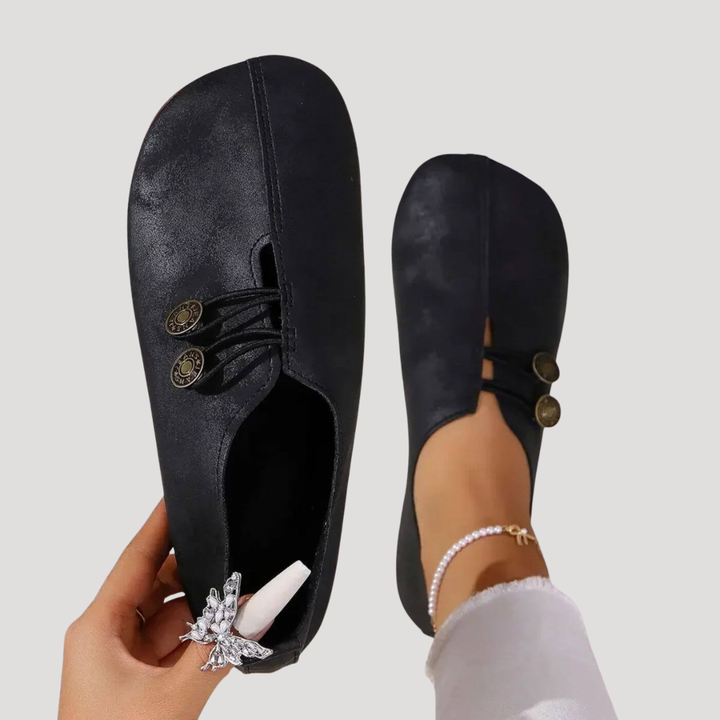 Ingrid | Damen Flache Slipper mit Knopfdetail - Black - Image 1