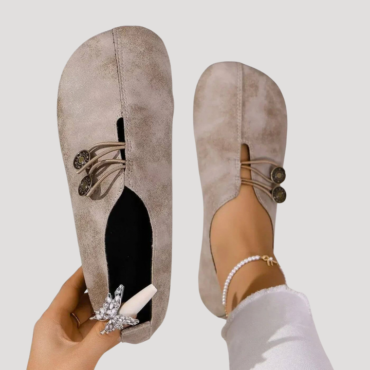Ingrid | Damen Flache Slipper mit Knopfdetail - Black - Image 2