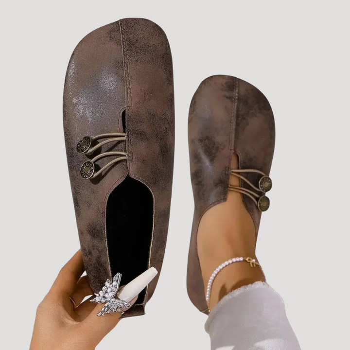 Ingrid | Damen Flache Slipper mit Knopfdetail - Black - Image 4