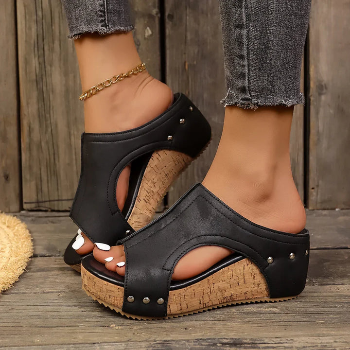 Kassandra | Damen Keilsandaletten mit Nieten - Black - Image 1