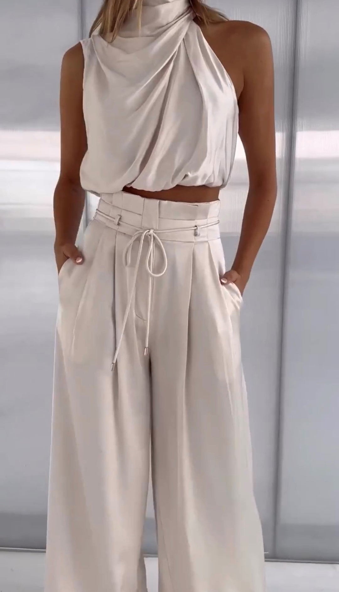 Leona | Damen Zweiteiler Neckholder Crop Top Weite Hose - Cream - Image 9