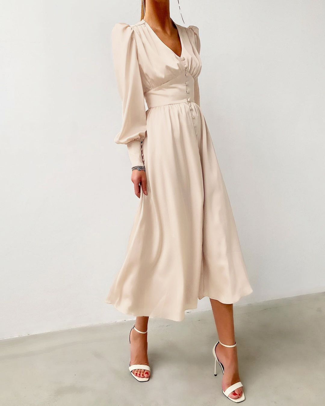 Marlina | Damen V-Ausschnitt Langarm Midikleid - Beige - Image 3
