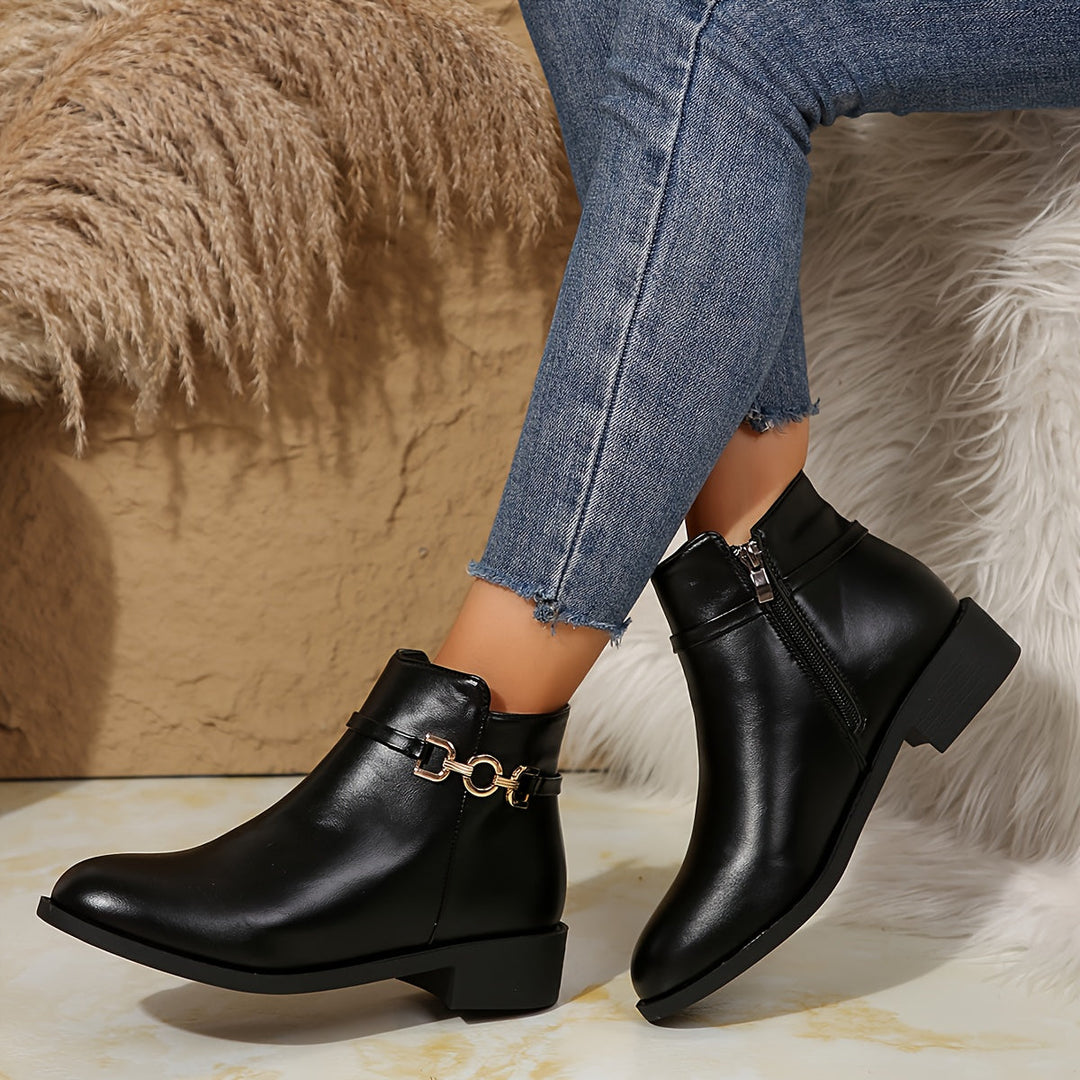 Renata | Damen Chelsea Ankle Boot mit Goldketten-Detail - Black - Image 3