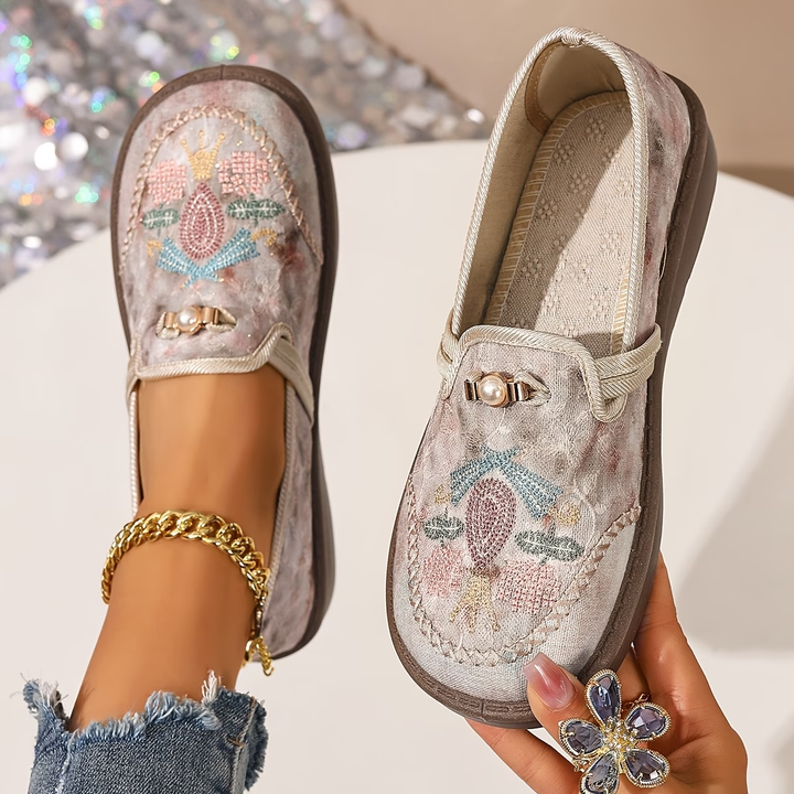 Rosalinde | Damen Bestickte Slipper mit Perlendetails - Beige - Image 1
