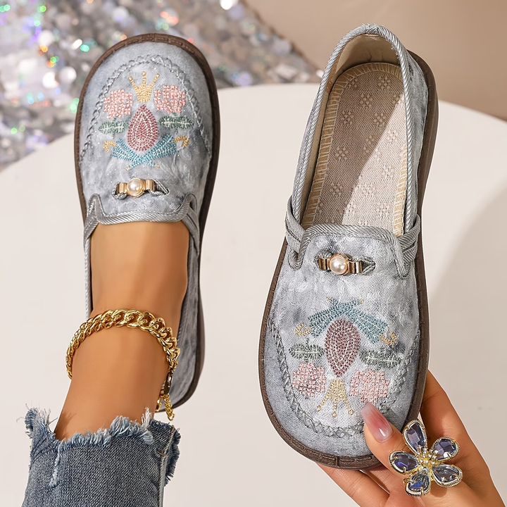 Rosalinde | Damen Bestickte Slipper mit Perlendetails - Beige - Image 2