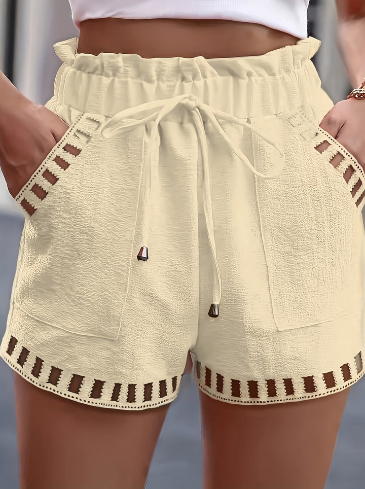 Saskia | Damen Spitzen Shorts mit Kordelzug - White - Image 4