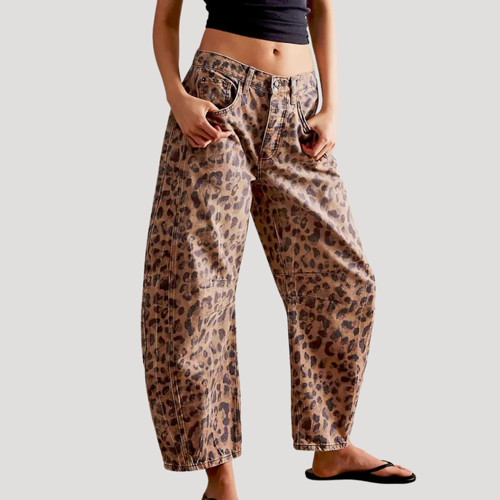 Saskia | Damen Weite Jeans Leopardenmuster Barrel Leg - Brown - Image 1