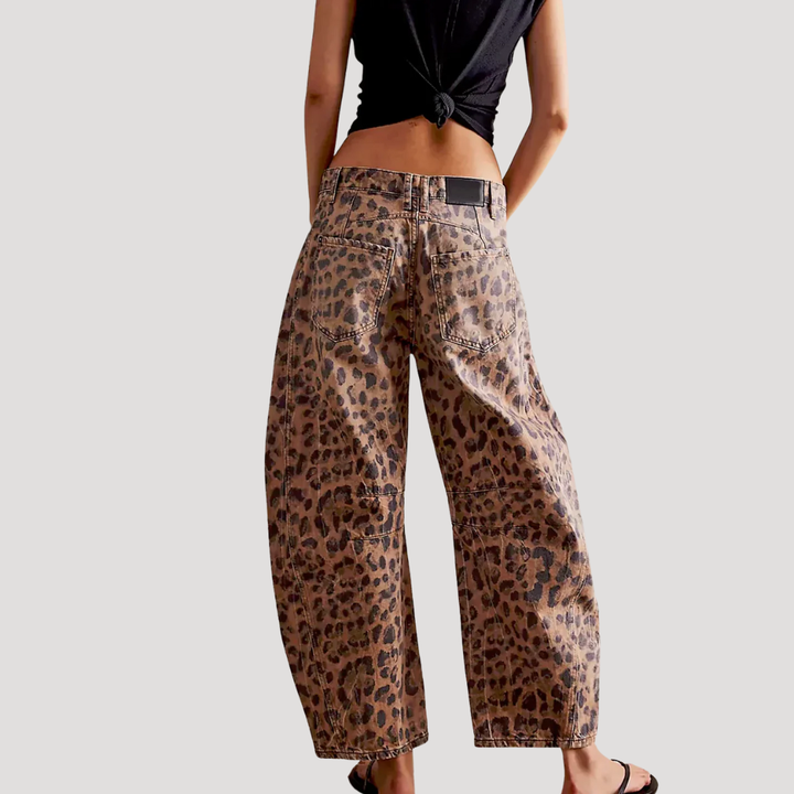 Saskia | Damen Weite Jeans Leopardenmuster Barrel Leg - Brown - Image 2