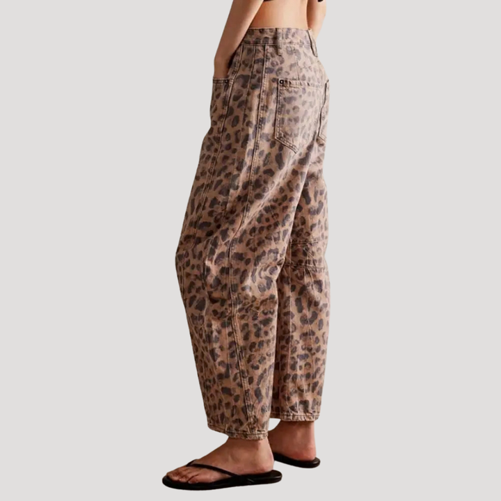 Saskia | Damen Weite Jeans Leopardenmuster Barrel Leg - Brown - Image 3